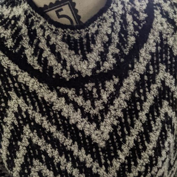 Sweater - Picture 4 of 4